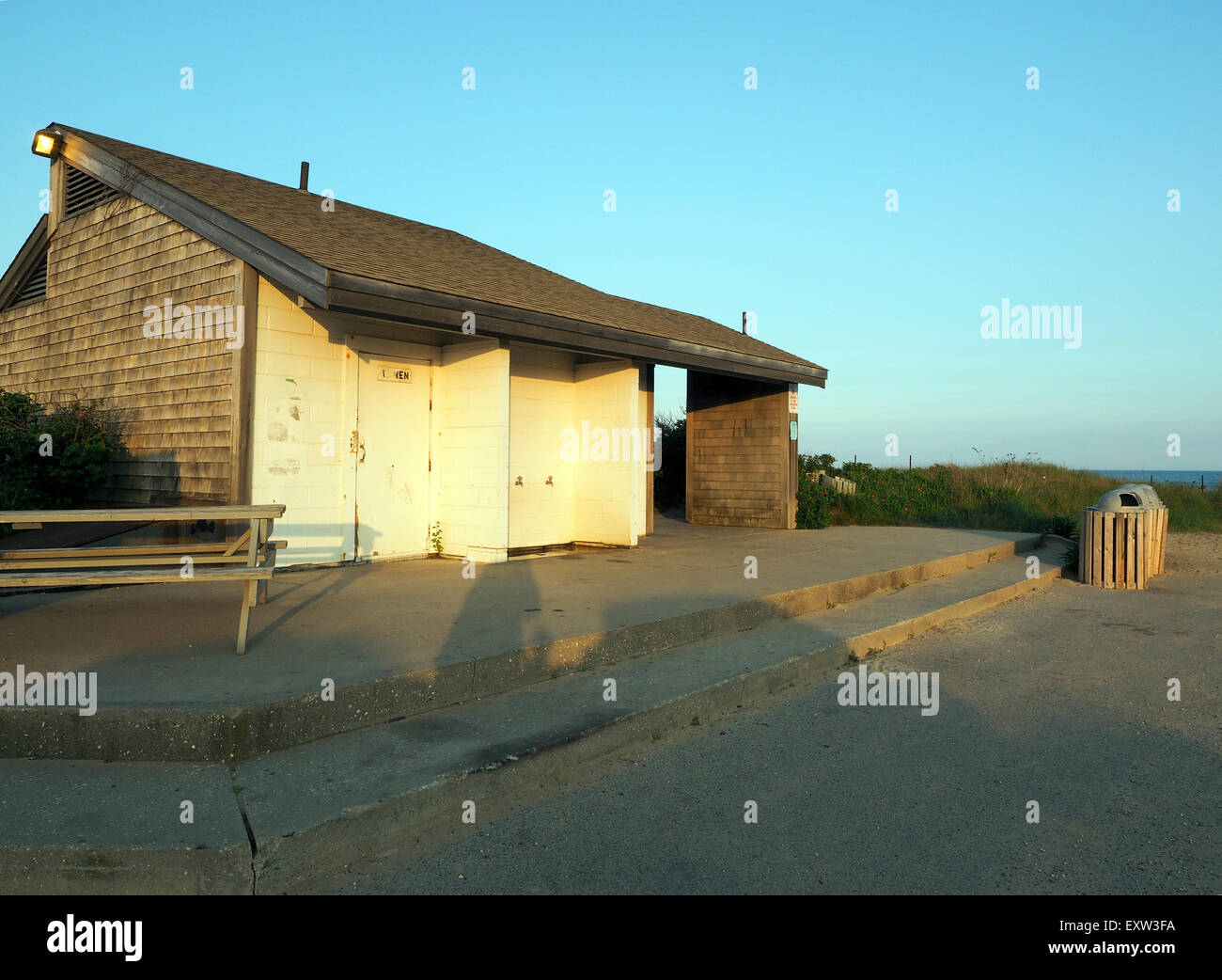 öffentliches Bad bei Sonnenuntergang Surfiing Parkplatz Ditch Plains Strand Montauk New York USA Stockfoto