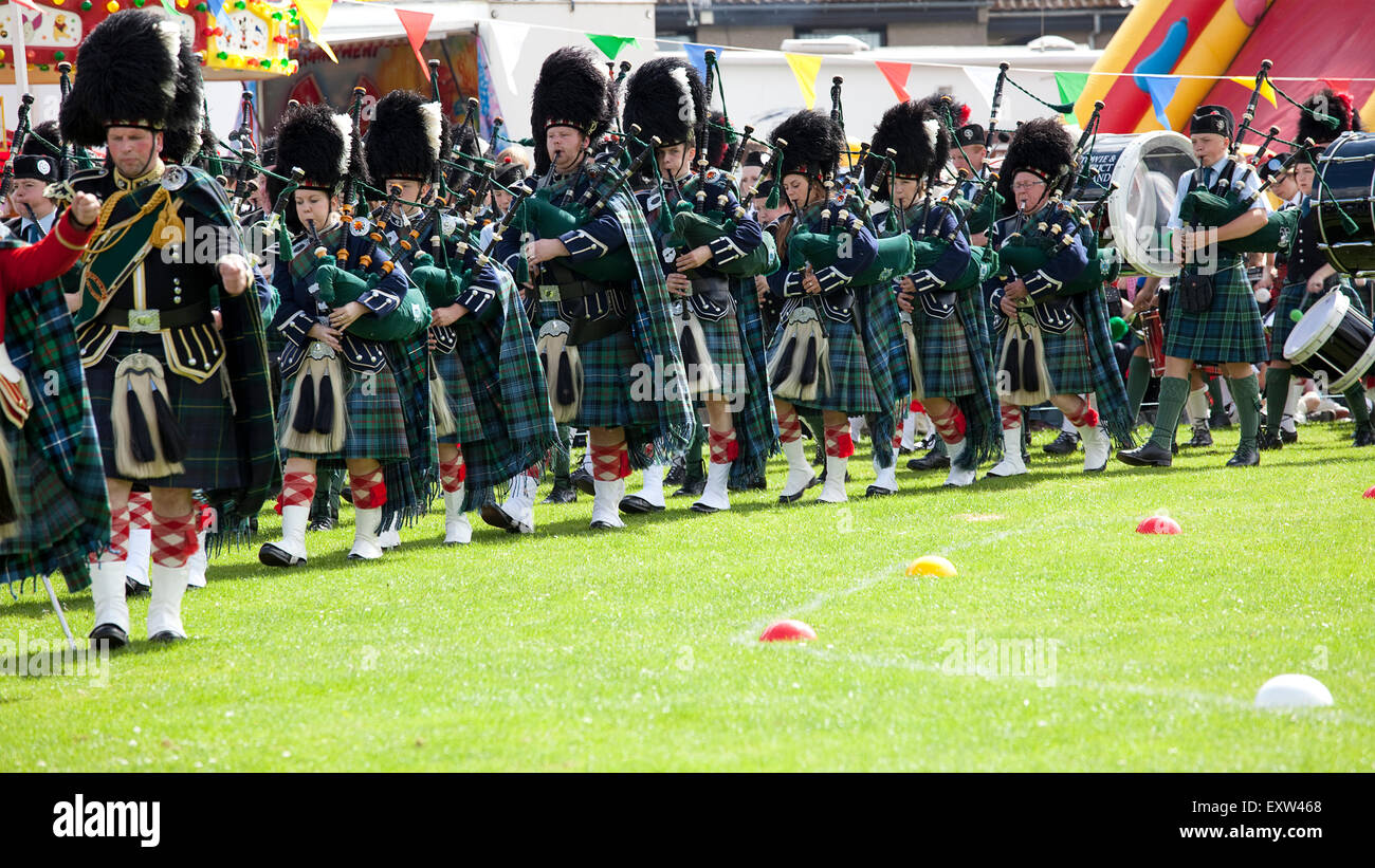 Ballater, Schottland - 9. August 2012: Massed Pipe Bands bei der Veranstaltung von Ballater Highland Games in Schottland. Stockfoto