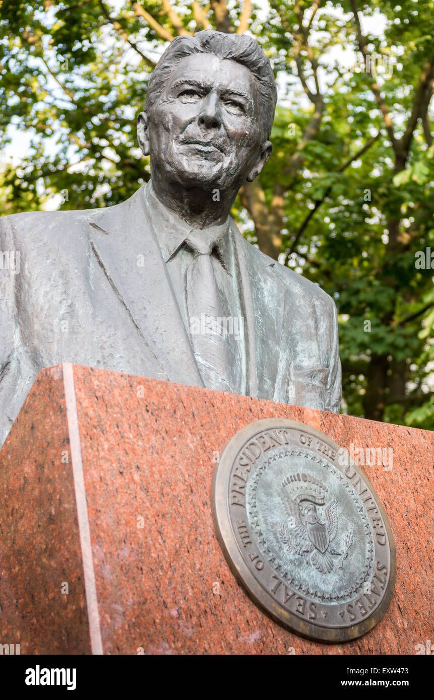 Ronald Reagan Statue vor US-Botschaft, Warschau, Polen Stockfoto