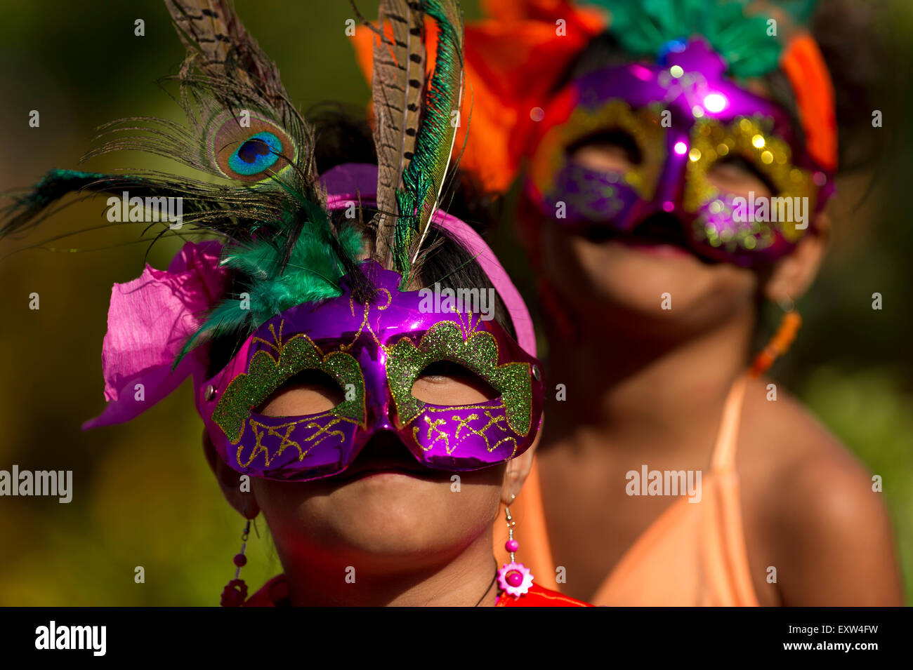 Maskierte Mädchen mit bunten Maske auf einem Karneval-Stil-Festival. Stockfoto