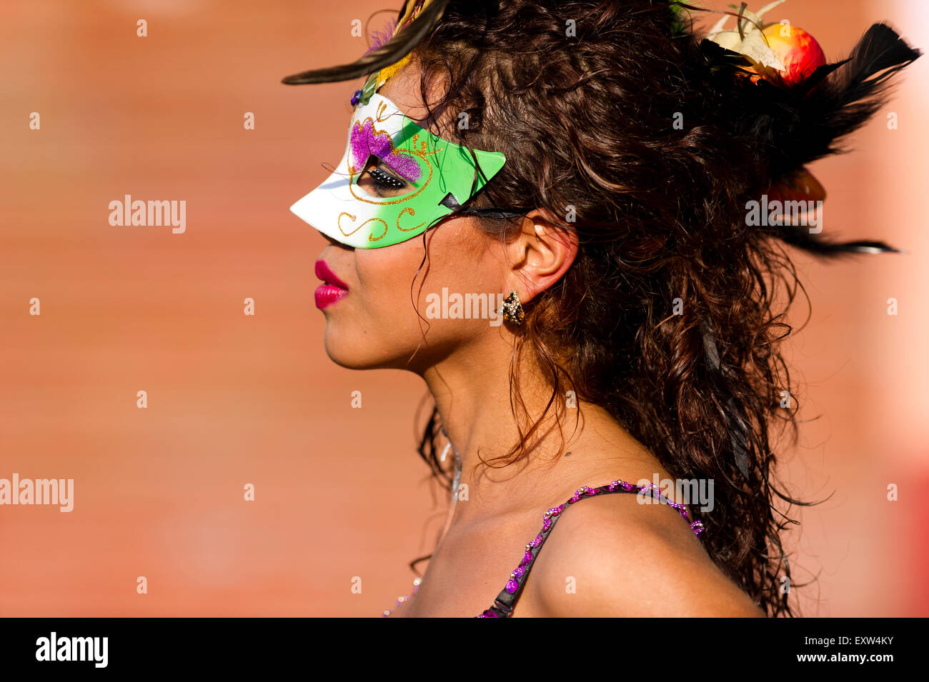 Maskierte Frau mit einem schönen Gesicht auf einem Karneval-Stil-Festival. Stockfoto
