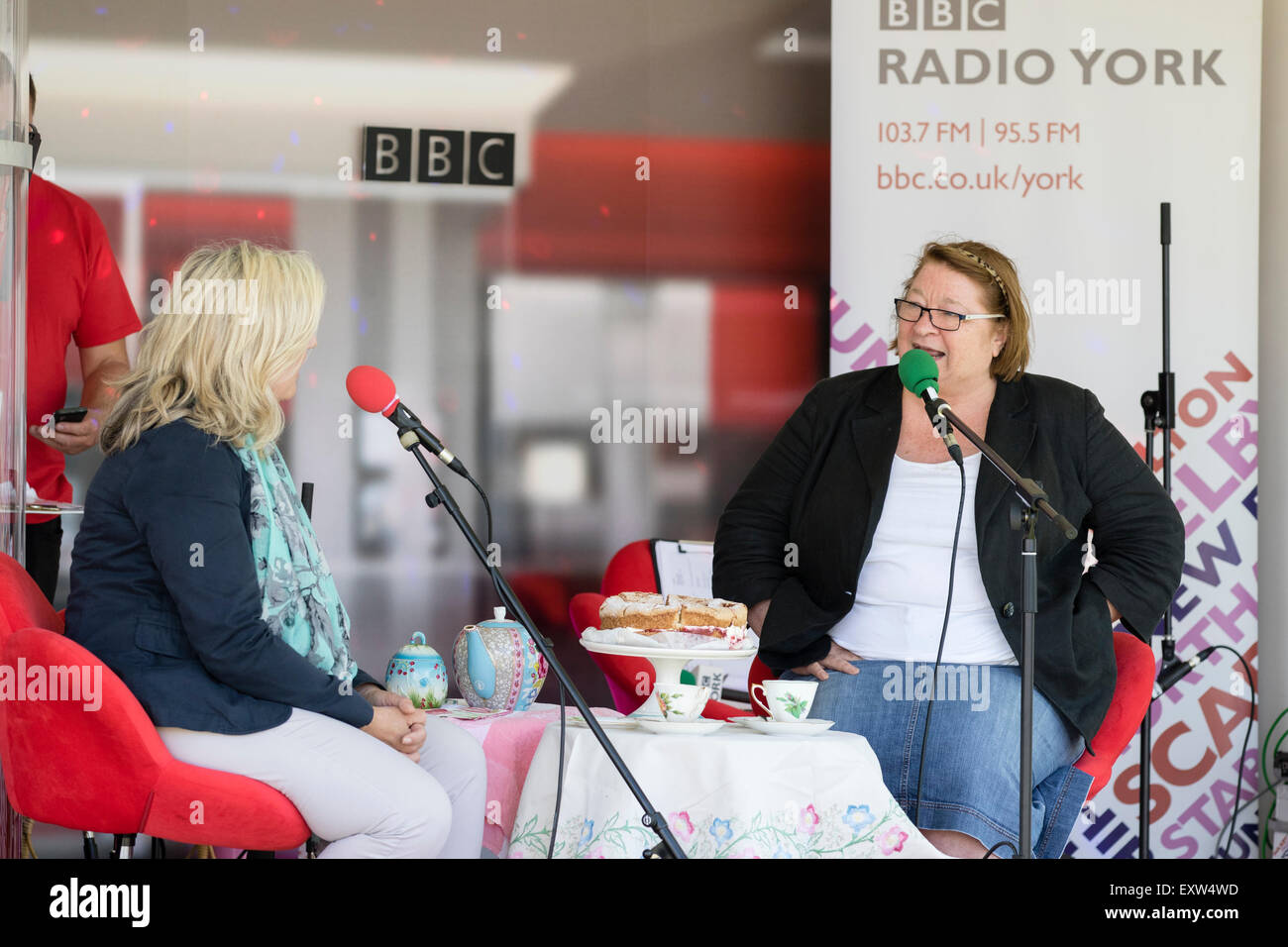 Harrogate, North Yorkshire, UK. 15. Juli 2015 Rosemary Shrager interviewt von Georgey Spanswick auf radio at The G Stockfoto