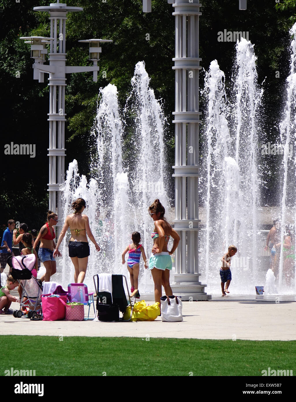 Kinder und Erwachsene spielen in den Wasserbrunnen in Weltausstellung Park, Knoxville; Tennessee, Wasserfontänen Stockfoto