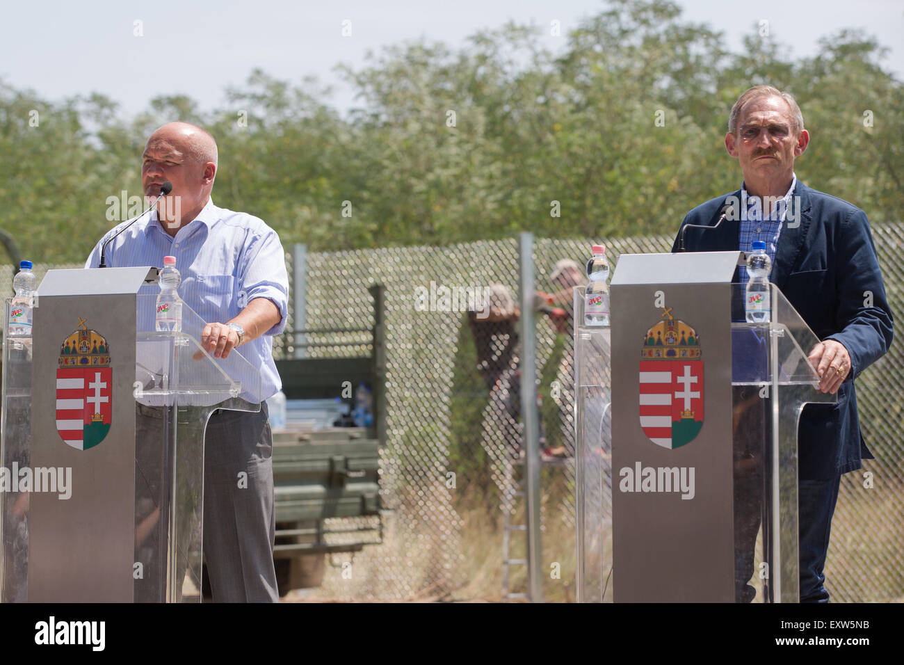 Morahalom, Südungarn. 16. Juli 2015. Ungarische Verteidigung Minister von Csaba Hende (L) und Interior Minister Sandor Pinter (R) abhalten eine Pressekonferenz, wie ungarische Soldaten den ersten Abschnitt des Zauns zu verhindern, dass illegale Einwanderer in Ungarn in der Nähe von Morahalom, Südungarn, 16. Juli 2015 bauen. 175 km lange, 4 Meter hohen Zaun entlang die gesamte Grenze Ungarns mit Serbien bis zum 30. November, nach den örtlichen Medien werden. © Attila Volgyi/Xinhua/Alamy Live-Nachrichten Stockfoto