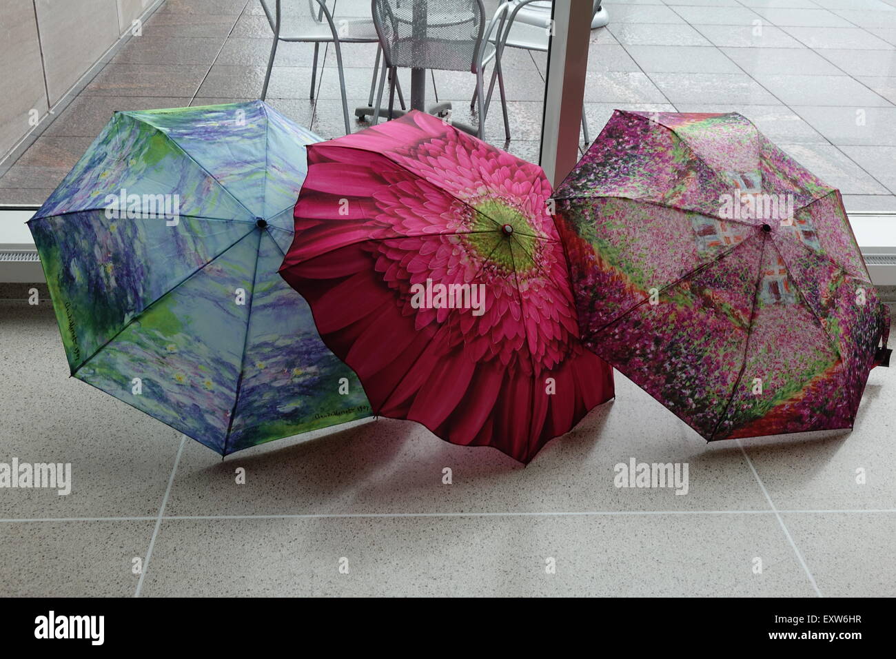 Drei Regenschirme. regnerischen Tag. schlechtes Wetter. schlechtem Wetter Stockfoto