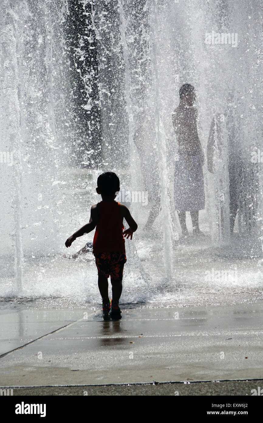 Kinder jeden Alters tummeln sich in den Wasserbrunnen in Weltausstellung Park, Knoxville, Tennessee Stockfoto