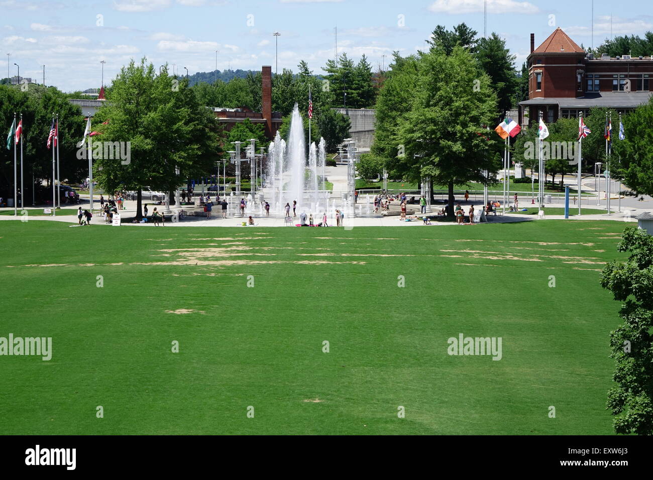 Wasserfontänen und Flagge umkreist, Weltausstellung Park, Knoxville, Tennessee Stockfoto
