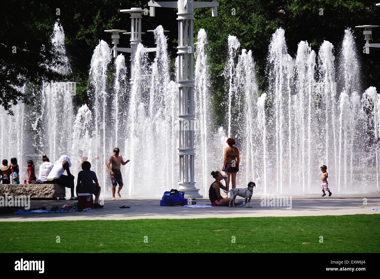 Kinder und Erwachsene spielen in den Wasserbrunnen in Weltausstellung Park, Knoxville; Tennessee, Wasserspiele an einem Sommertag Stockfoto