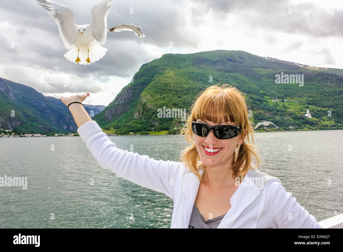 Frau mit Möwe Stockfoto