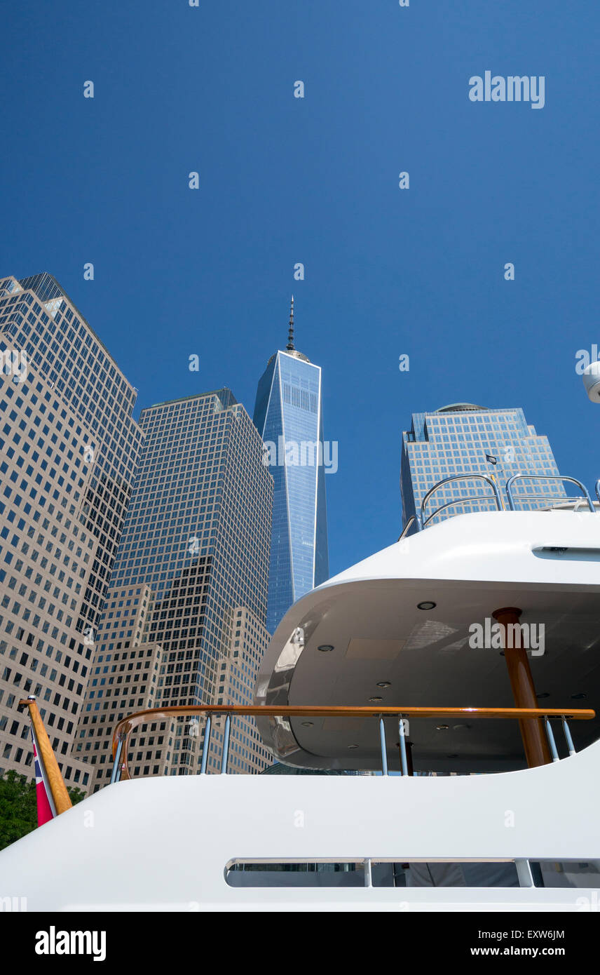 Blick auf das World Financial Center und der Freedom Tower aus North Cove Marina und die Megayacht namens Imagine Stockfoto