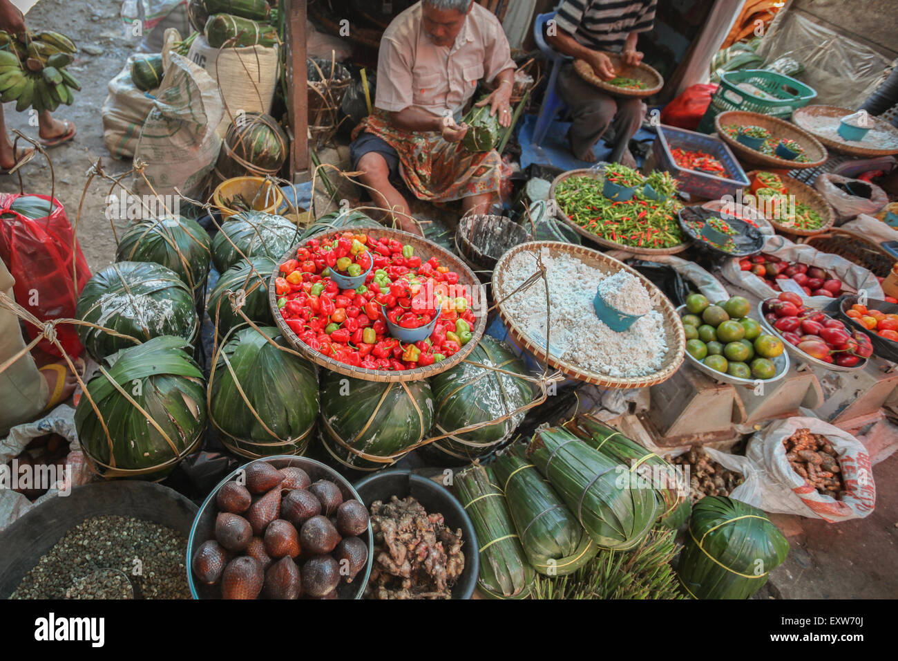 Gewürze Hersteller an traditionellen Markt von Rantepao, Toraja, Indonesien. Stockfoto