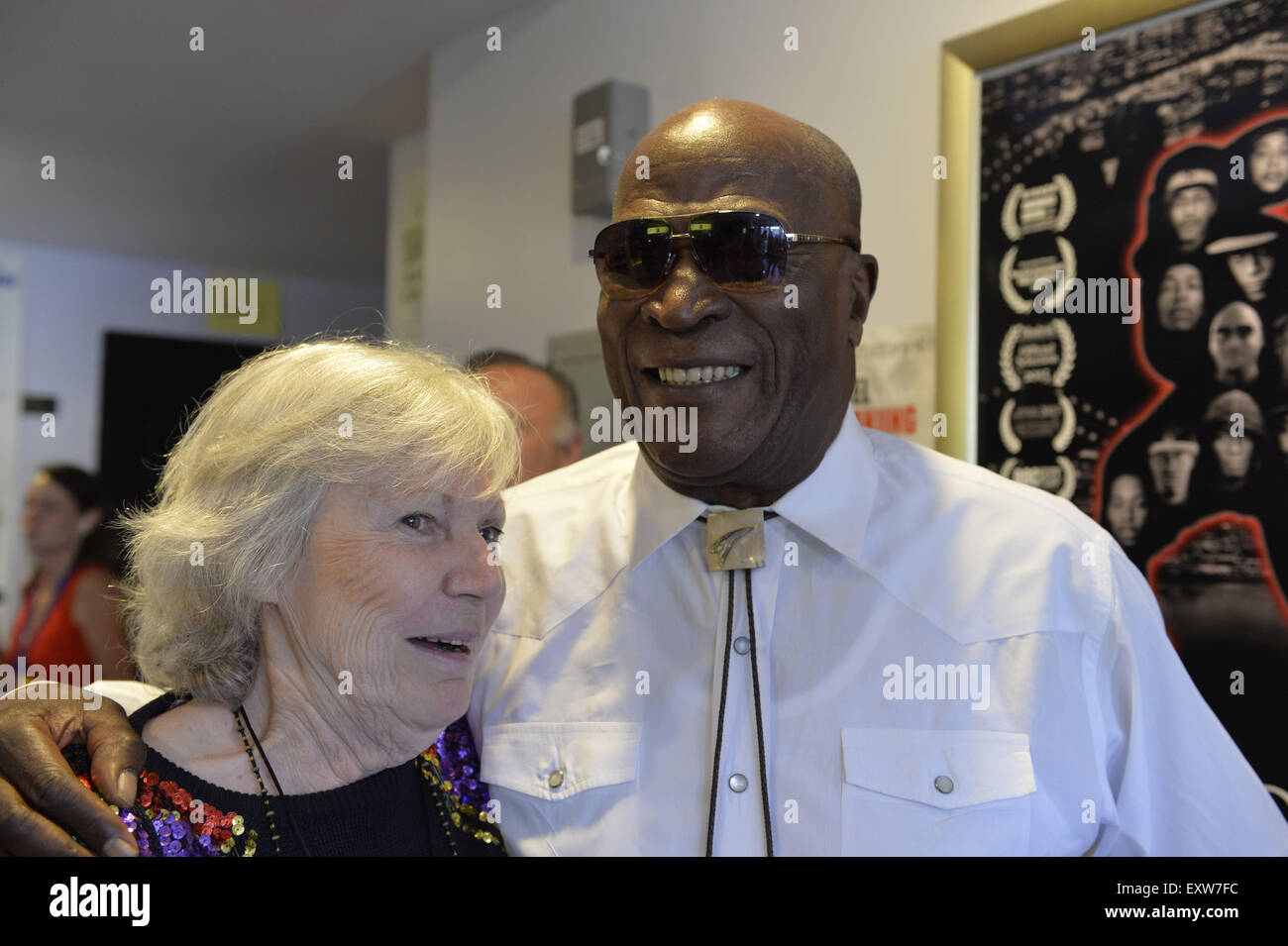 Bellmore, New York, USA. 16. Juli 2015. Bei der 18. jährliche LIIFE Preisverleihung in Bellmore Filme sprechen Schauspielerin MARILYN CHRIS und Schauspieler JOHN AMOS. Chris war langjähriger Charakter Wanda Web Wolek auf der TV-Seifenoper One Life to Live, die Amos Detective Johnson in den späten 1980er Jahren gespielt. Chris den Documentary Award auf Long Island International Film Expo vorgestellt. Amos wurde ein LIFTF Leben kreative Leistung Curtis für seine Arbeit in Filmen wie Wurzeln, und DIE HARD 2 und COMING TO AMERICA. Bildnachweis: Ann Parry/ZUMA Draht/Alamy Live-Nachrichten Stockfoto