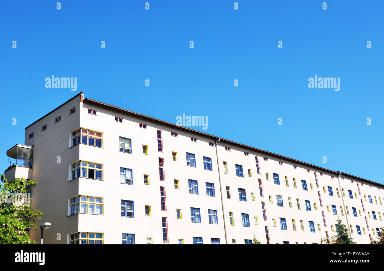 Ein Block von weißen Wohnhäusern im alten Osten Berlins Stockfoto