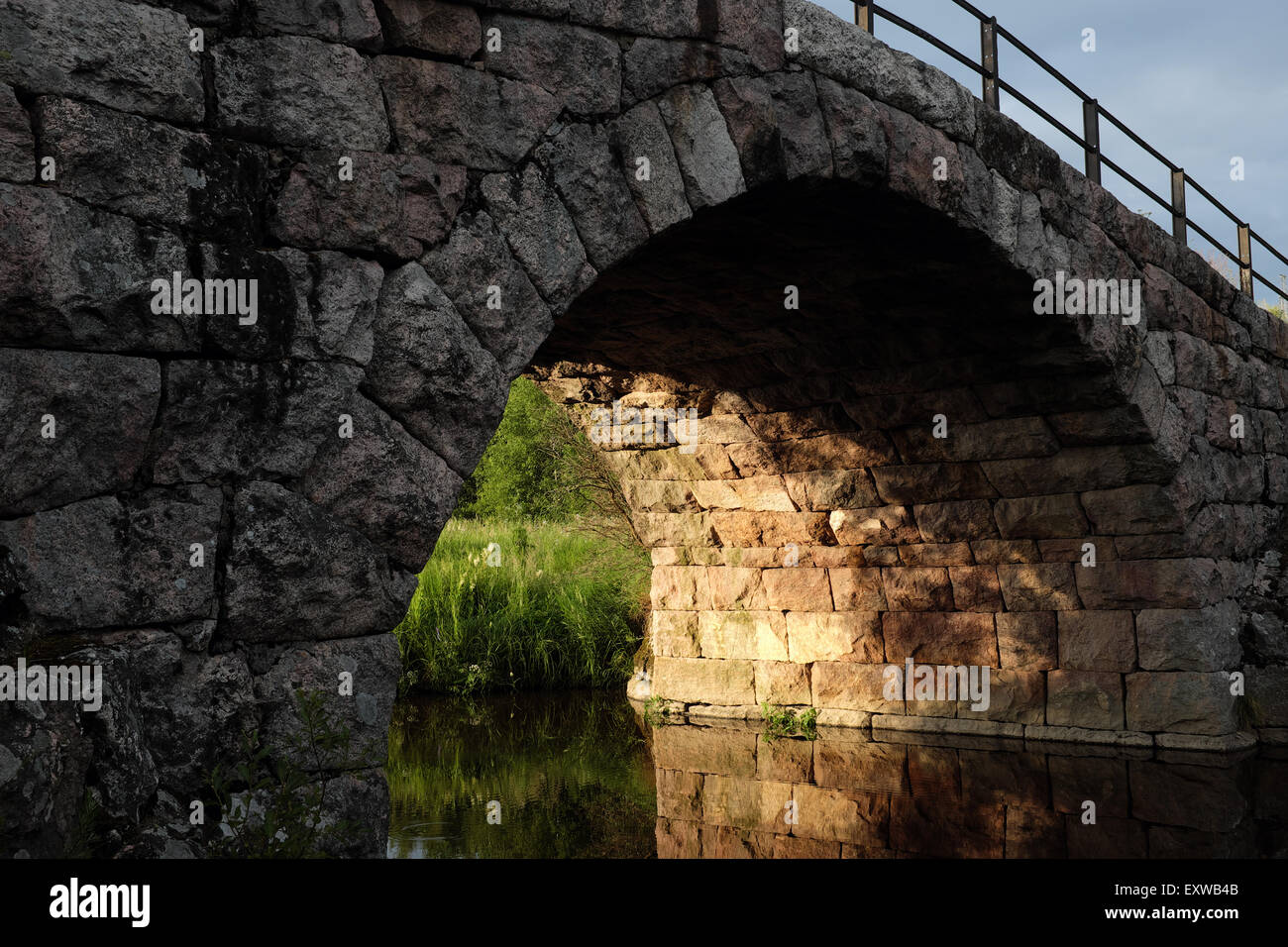 alte steinerne Bogenbrücke in Kerava, Finnland Stockfoto