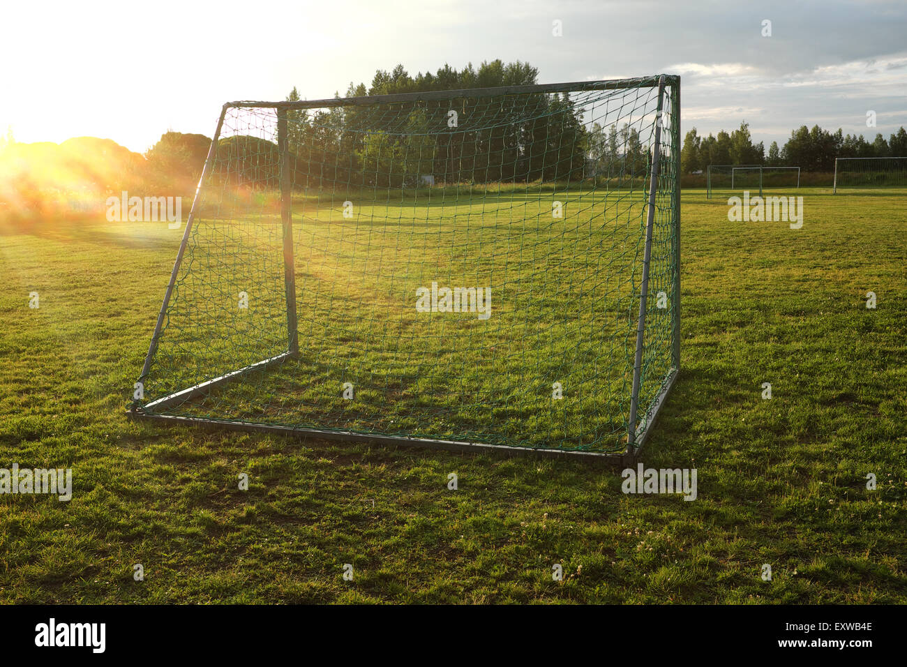 Fußballtor auf dem Dorf-Sportplatz Stockfoto