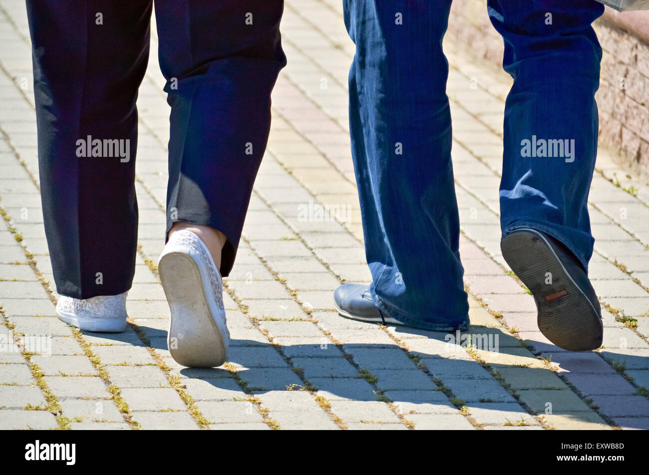 Applying paar in einen entspannenden Spaziergang auf dem Bürgersteig Stockfoto