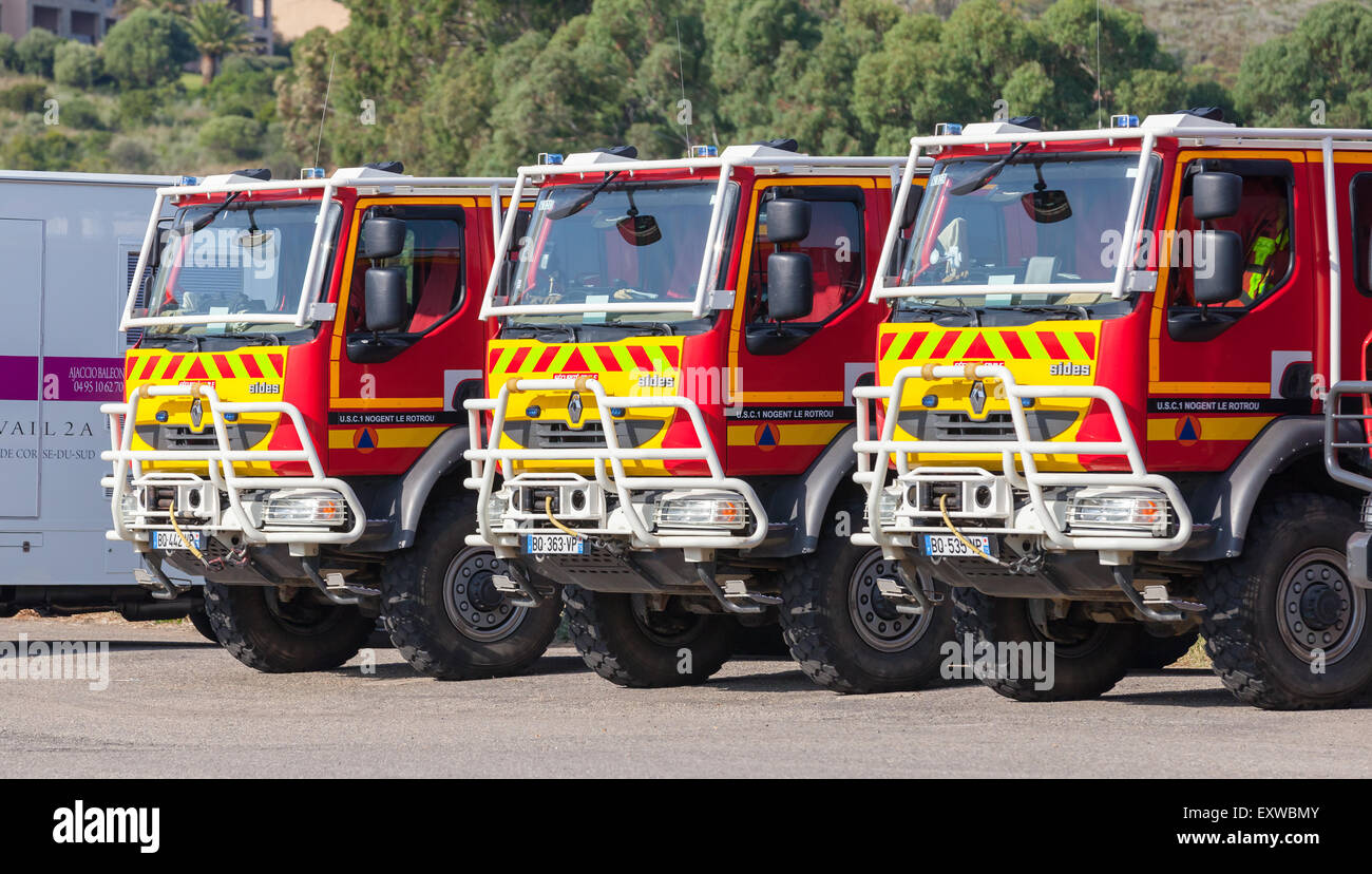 Propriano, Frankreich - 4. Juli 2015: Drei Renault Trucks des französischen Zivilschutzes militärischen Formationen steht in einer Reihe. Französische Gove Stockfoto
