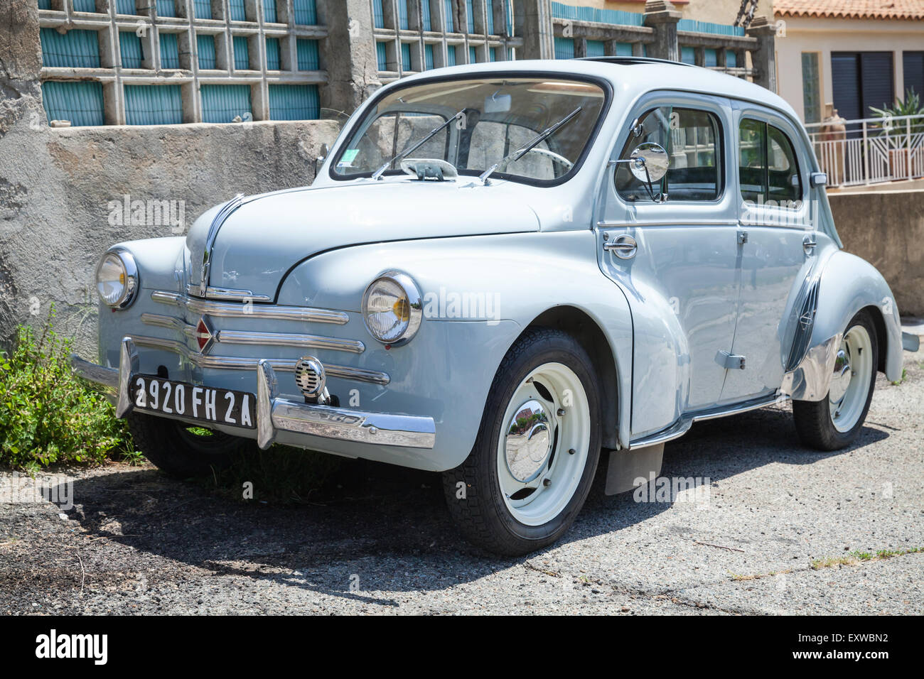 Ajaccio, Frankreich - 6. Juli 2015: Hellblau Renault 4CV Oldtimer Kleinwagen steht auf einem Straßenrand in der französischen Stadt geparkt Stockfoto