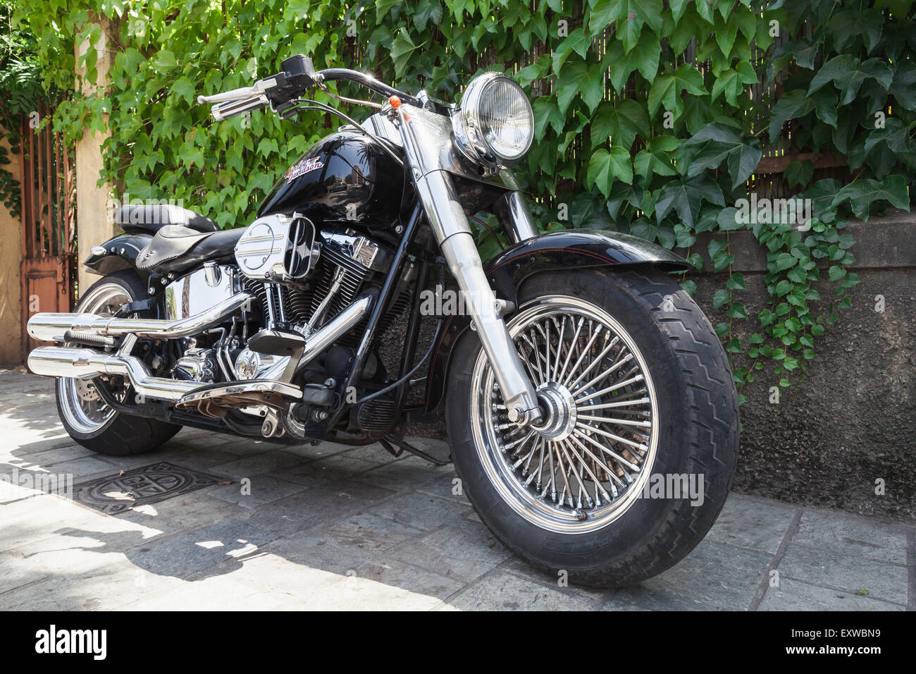 Ajaccio, Frankreich - 6. Juli 2015: Schwarze Harley Davidson Motorrad mit verchromten Details steht geparkten Stockfoto