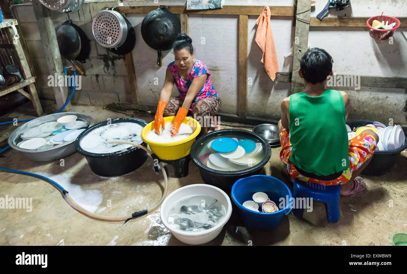 Thai Frau waschen Geschirr und Töpfe, traditionelles Restaurant, Kanchanaburi Provinz, Zentral-Thailand, Thailand Stockfoto