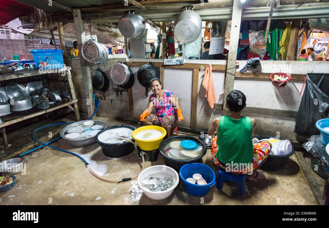 Thai Frau waschen Geschirr und Töpfe, traditionelles Restaurant, Kanchanaburi Provinz, Zentral-Thailand, Thailand Stockfoto