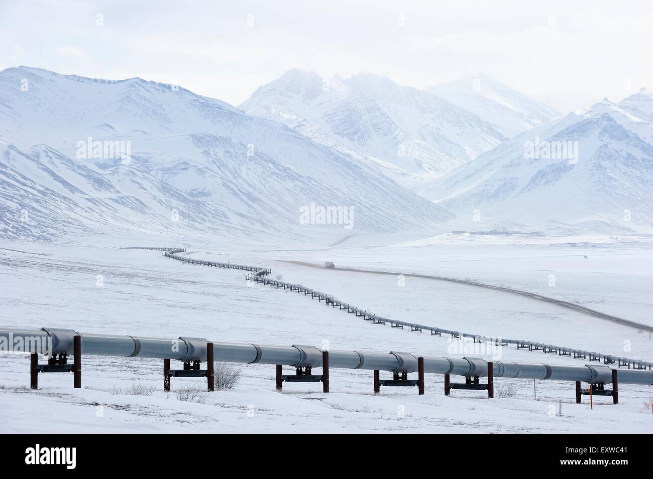 Öl-Pipeline von Prudhoe Bay nach Valdez im arktischen Winter entlang der Dalton Highway, Haul Road, Alaska, USA Stockfoto