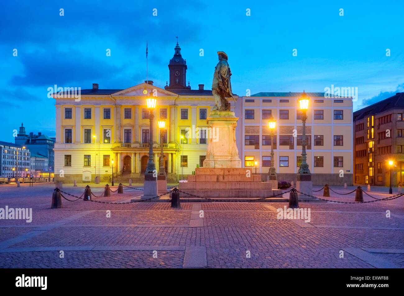 Rathaus mit bunten lichtern -Fotos und -Bildmaterial in hoher Auflösung ...