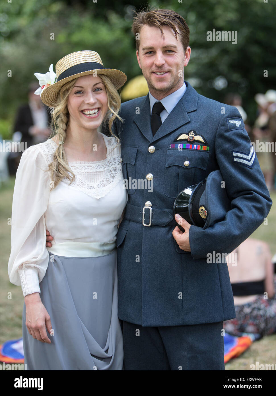 Picknick auf dem Platz mit Mann in Uniform der RAF und Dame mit Strohhut Stockfoto