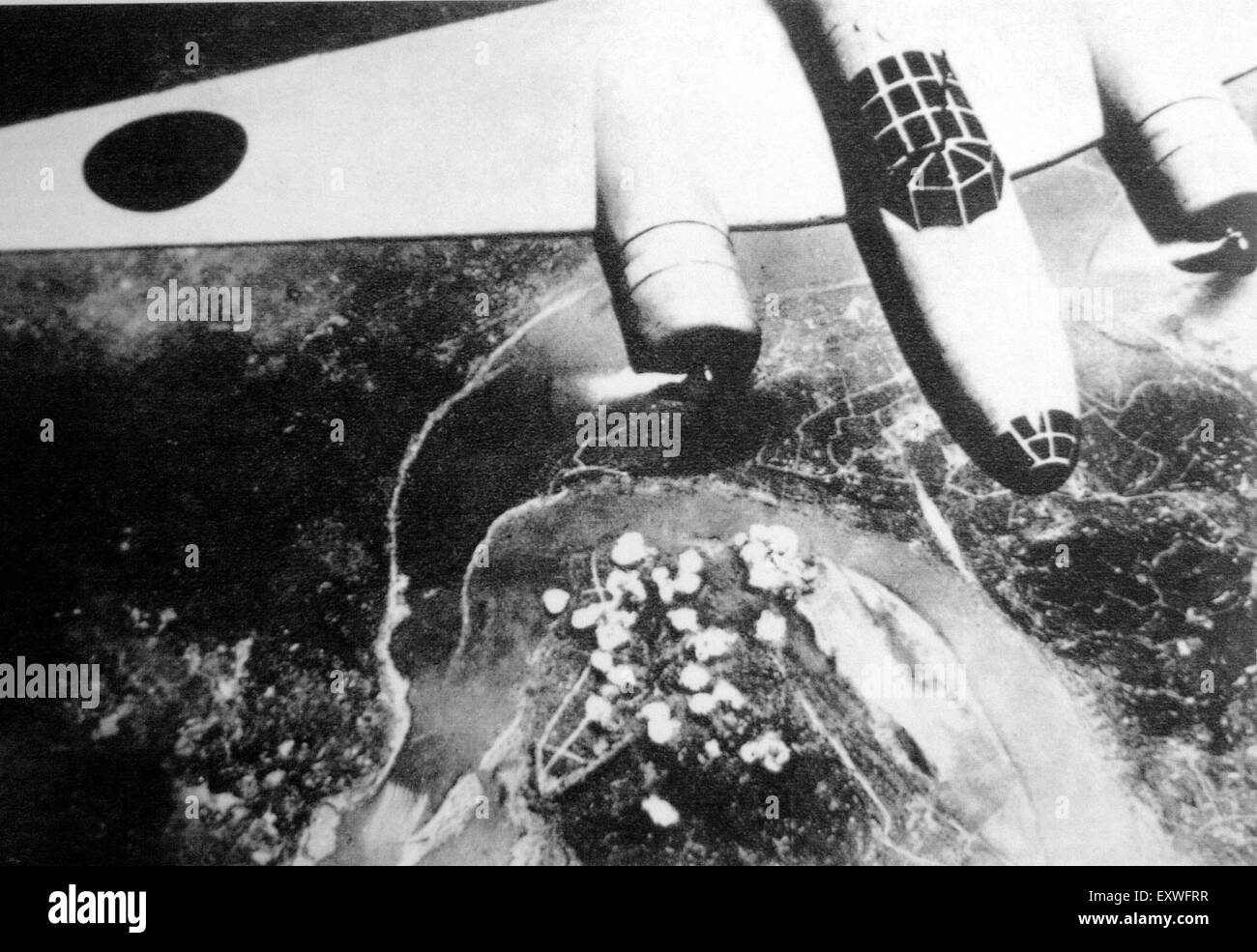 (150717)--Peking, 17. Juli 2015 (Xinhua)--Datei Fotokopie zeigt japanische Flugdienst Durchführung Luftangriffe nach Südwest-China Chongqing, 16. Juni 1940. Die Bombardierung von China ist eine große Kriegsverbrechen durch Japan während seiner Invasion nach China während des zweiten Weltkriegs. Wohngebiete, Geschäftsfelder, Schulen und Krankenhäuser waren die Hauptziele der Angriffe, bei denen Zehntausende von Zivilisten getötet wurden. Historische Daten zeigen, dass fast acht Jahre von Luftangriffen durch die japanische Armee-Fluglinienverkehr, einschließlich der groß angelegte, wahllose Bombardierungen von 1937 bis 1943 verließ mindestens 762.183 Stockfoto