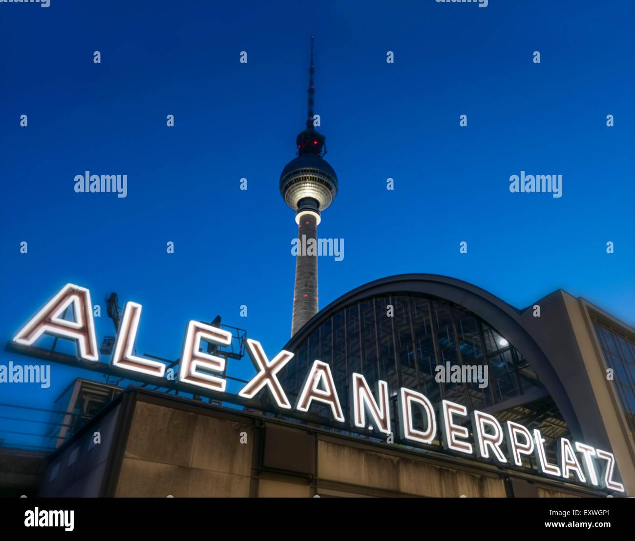 TV Turm und Bahn Bahnhof Alexanderplatz, Berlin, Deutschland, Europa Stockfoto