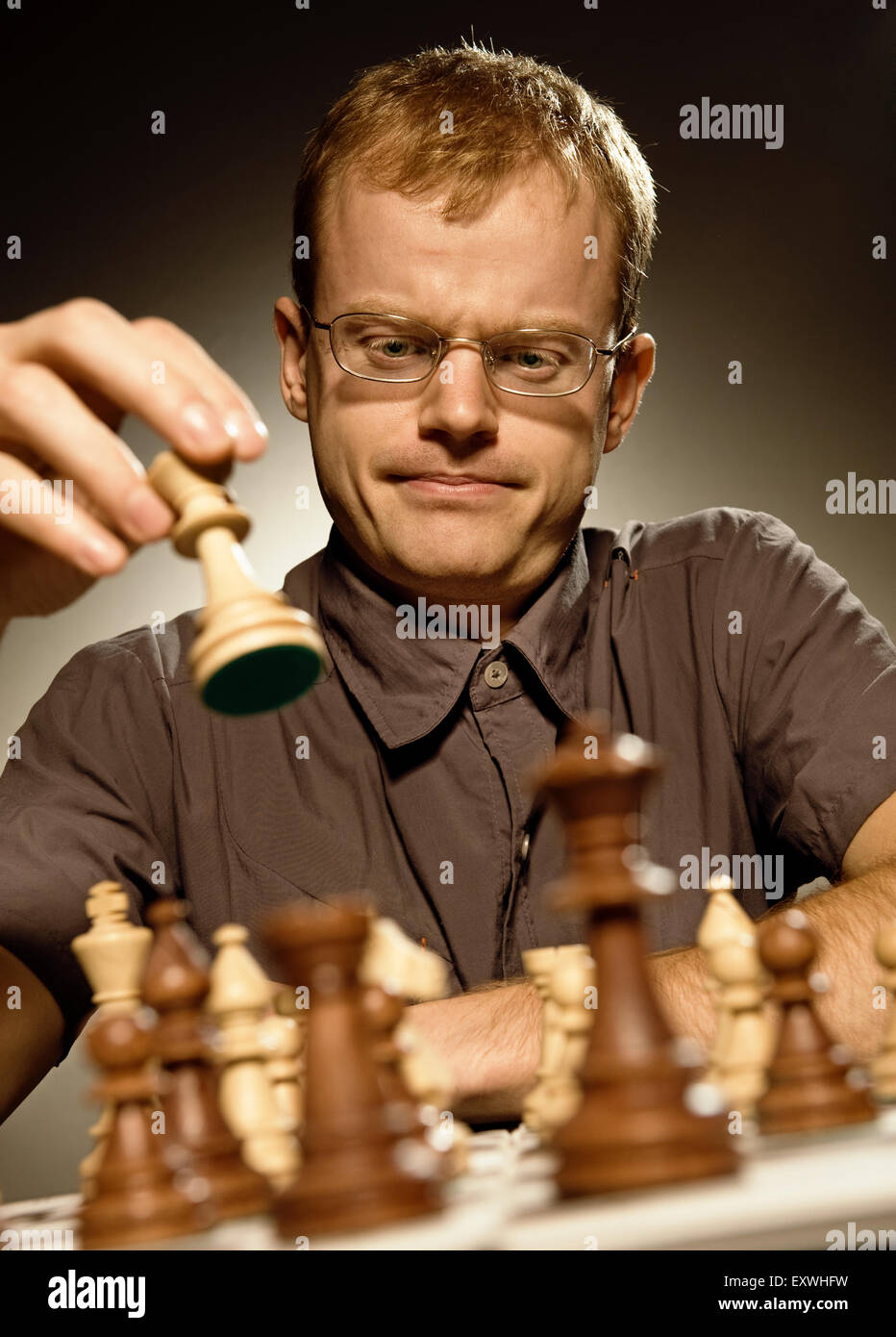 Kluger Schachzug machen Schachmeister Stockfoto