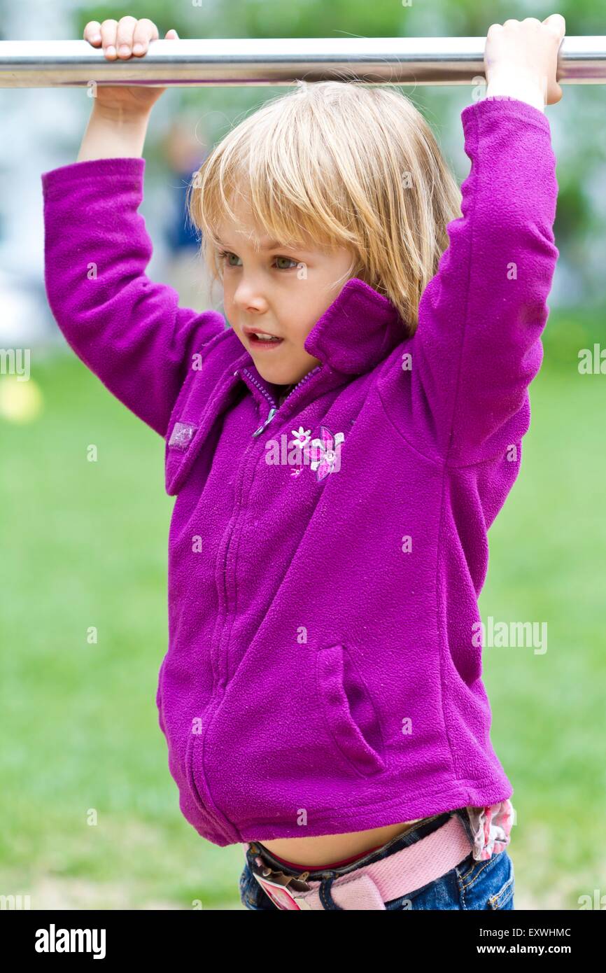 Mädchen auf einem Spielplatz Stockfoto