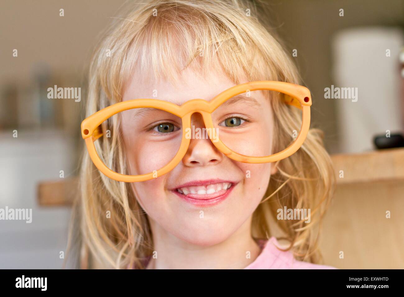 Blondes Mädchen mit Brille Stockfoto