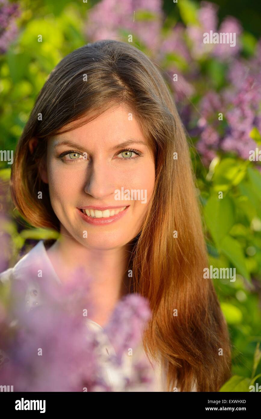 Junge Frau lächelnd an Kamera, Bayern, Deutschland, Europa Stockfoto