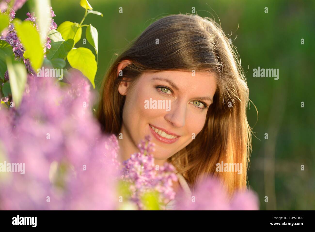 Junge Frau lächelnd an Kamera, Bayern, Deutschland, Europa Stockfoto