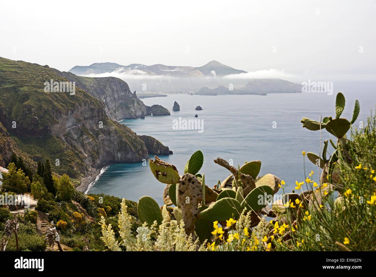Küste von Lipari und Vulcano, Lipari Inseln, Sizilien, Italien, Europa Stockfoto