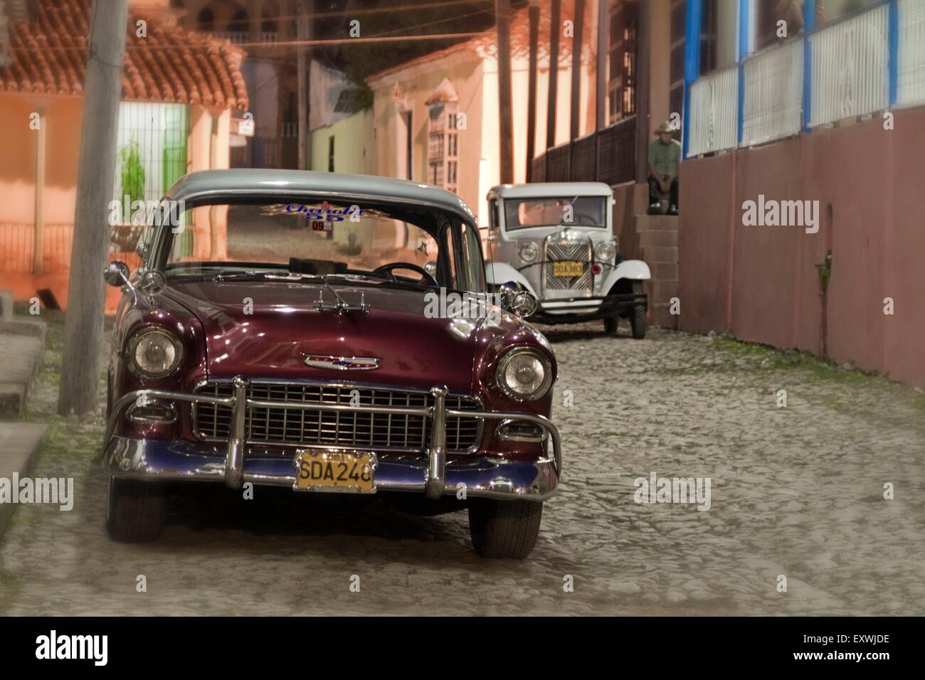 Oldtimer auf gepflasterte Straße, Trinidad, Kuba Stockfoto