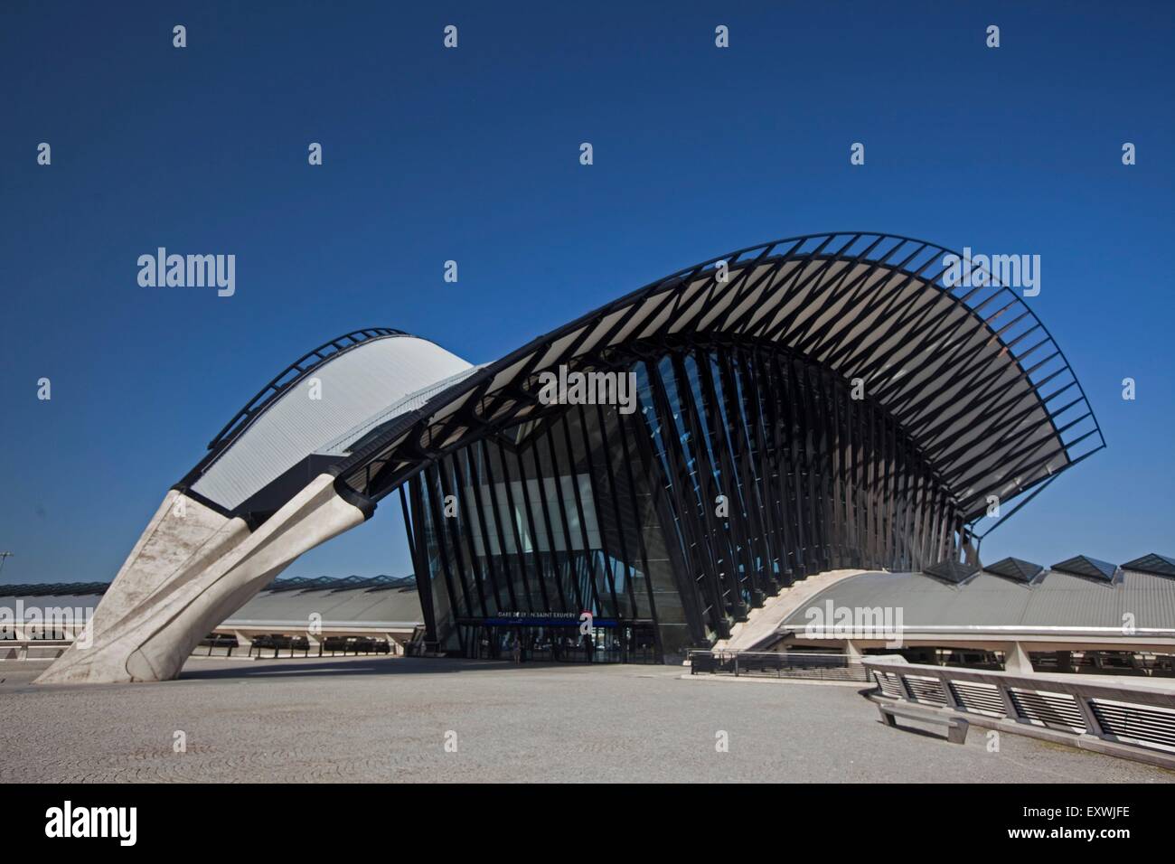 TGV-Bahnhof am Flughafen Lyon durch Architekt Santiago Calatrava, Lyon, Rhone Alpes, Frankreich Stockfoto