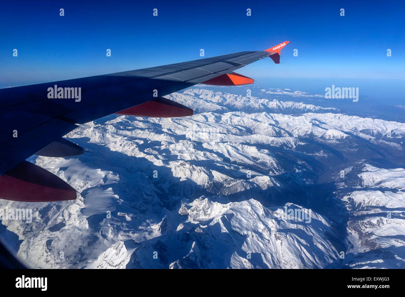 Flugzeug über den Alpen Stockfoto