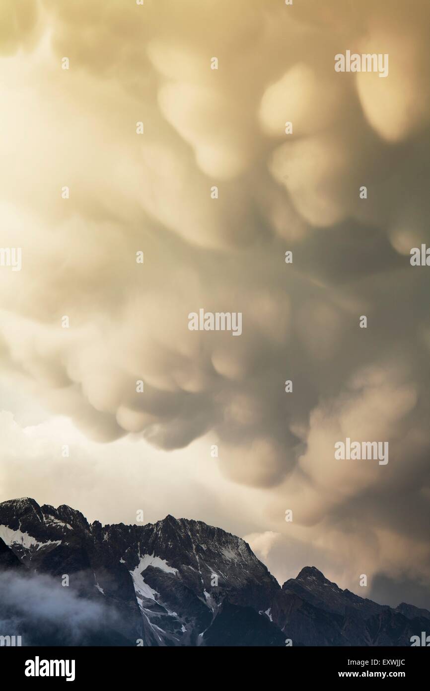 Gewitterwolken am Mieminger Gebirge, Tirol, Österreich Stockfoto