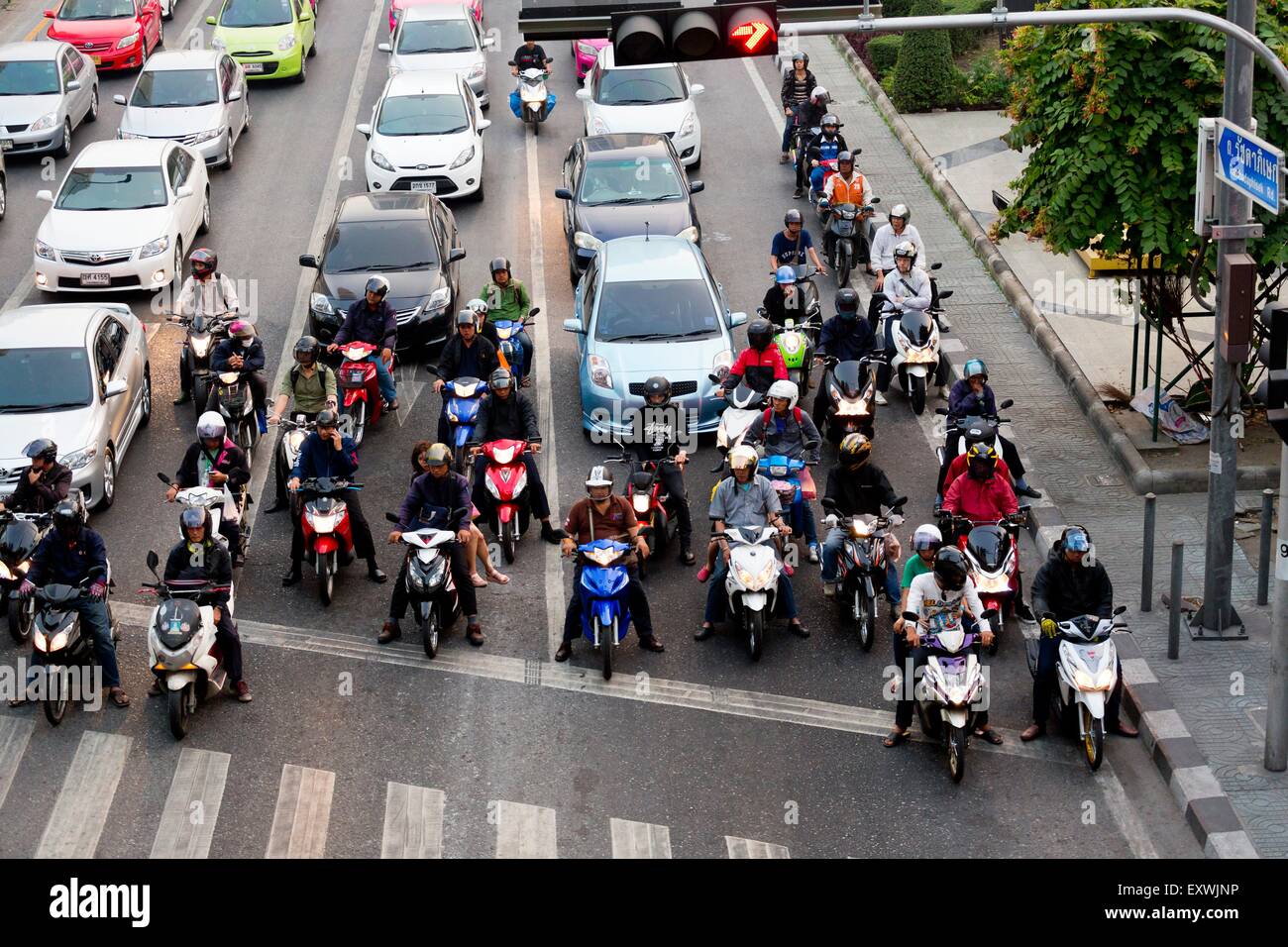Autos und Mofas, Sukhumvit Road, Thailand, Asien Stockfoto