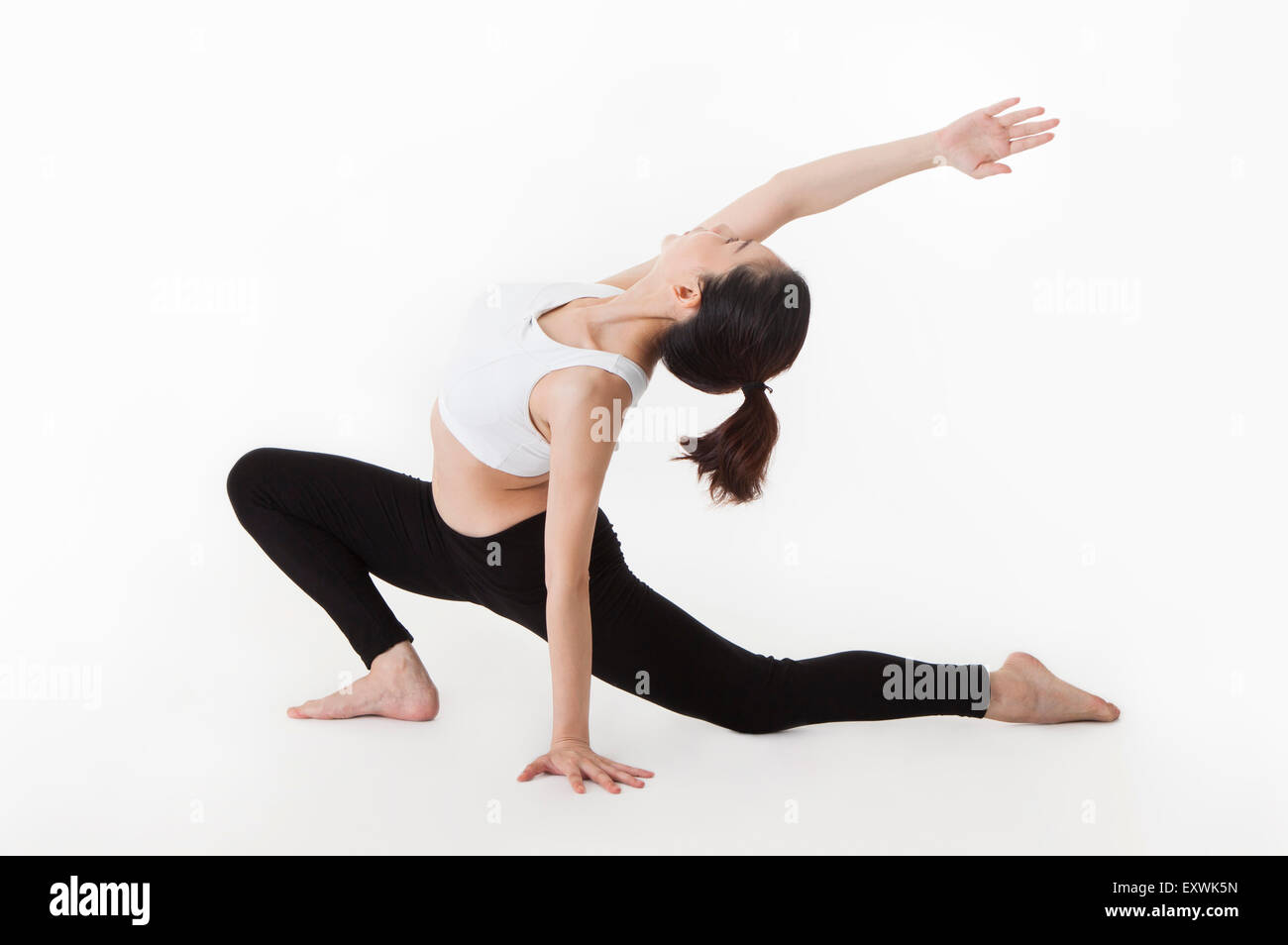 Frau mit ausgestreckten Armen Yoga zu praktizieren, Stockfoto