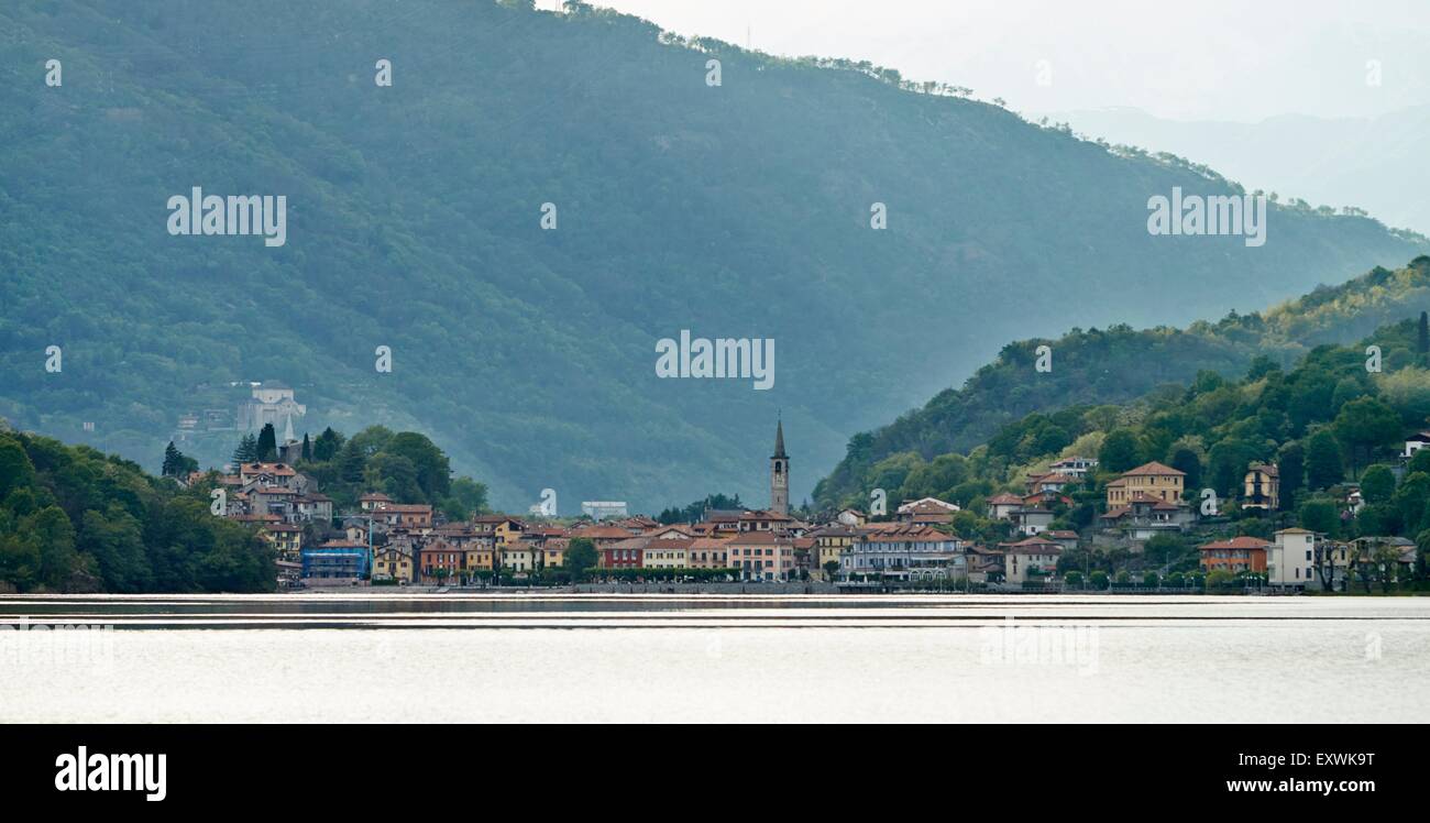 Dorf Mergozzo mit See und Bergen, Piemont, Italien Stockfoto