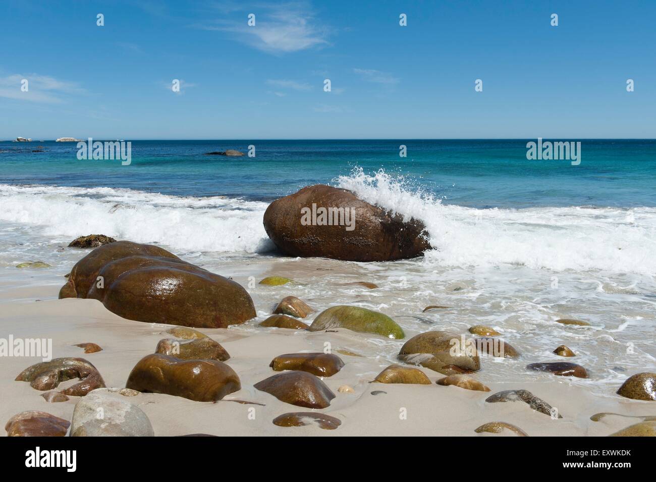 Strand mit Felsen glatt poliert, am Meer, Victoria Road südlich von Kapstadt, Südafrika Stockfoto