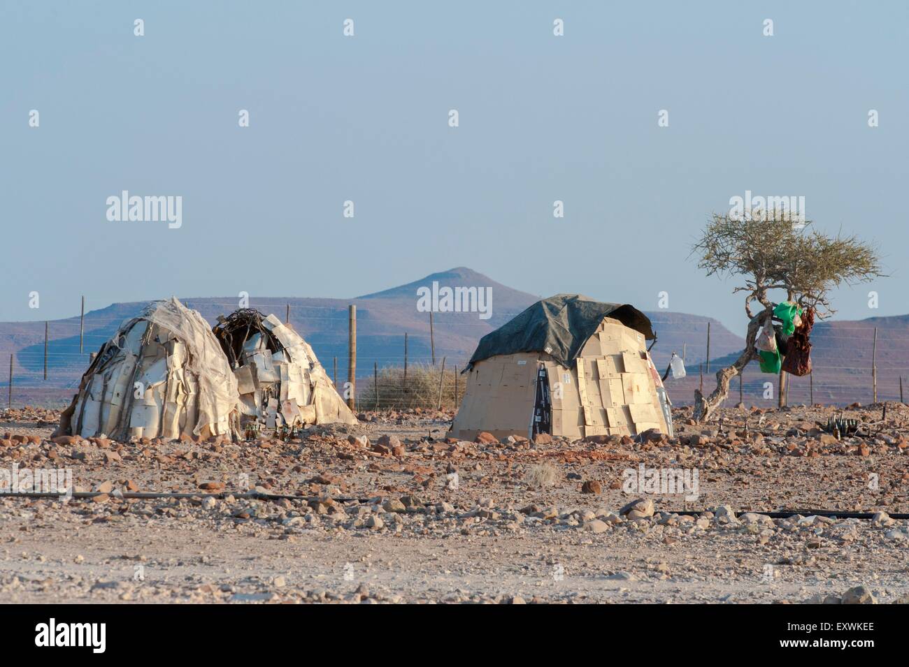Urige Hütten, gebaut aus Pappe, Palmwag, Kunene-Region, Namibia Stockfoto