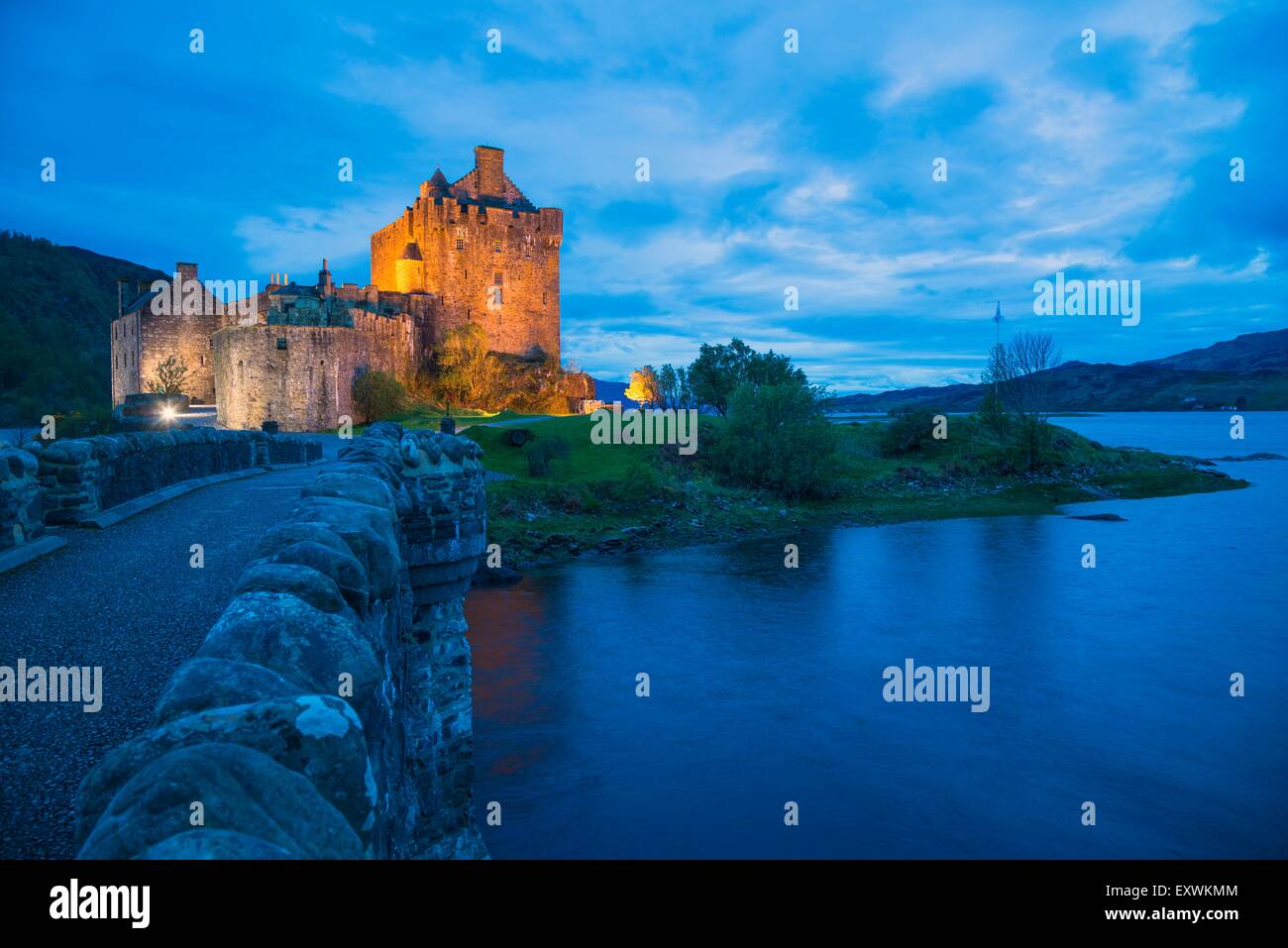 Eilean Donan Castle in der Abenddämmerung am Loch Duich, Schottland Stockfoto