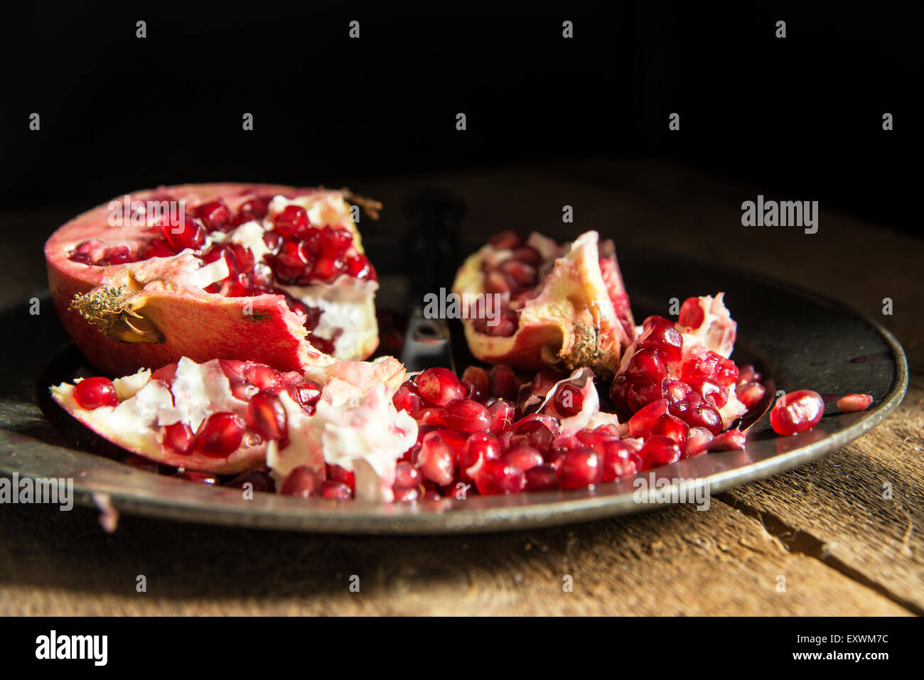 Launisch Natrual Beleuchtung Bilder von frischen saftigen Granatapfel mit Vintage-Stil Stockfoto