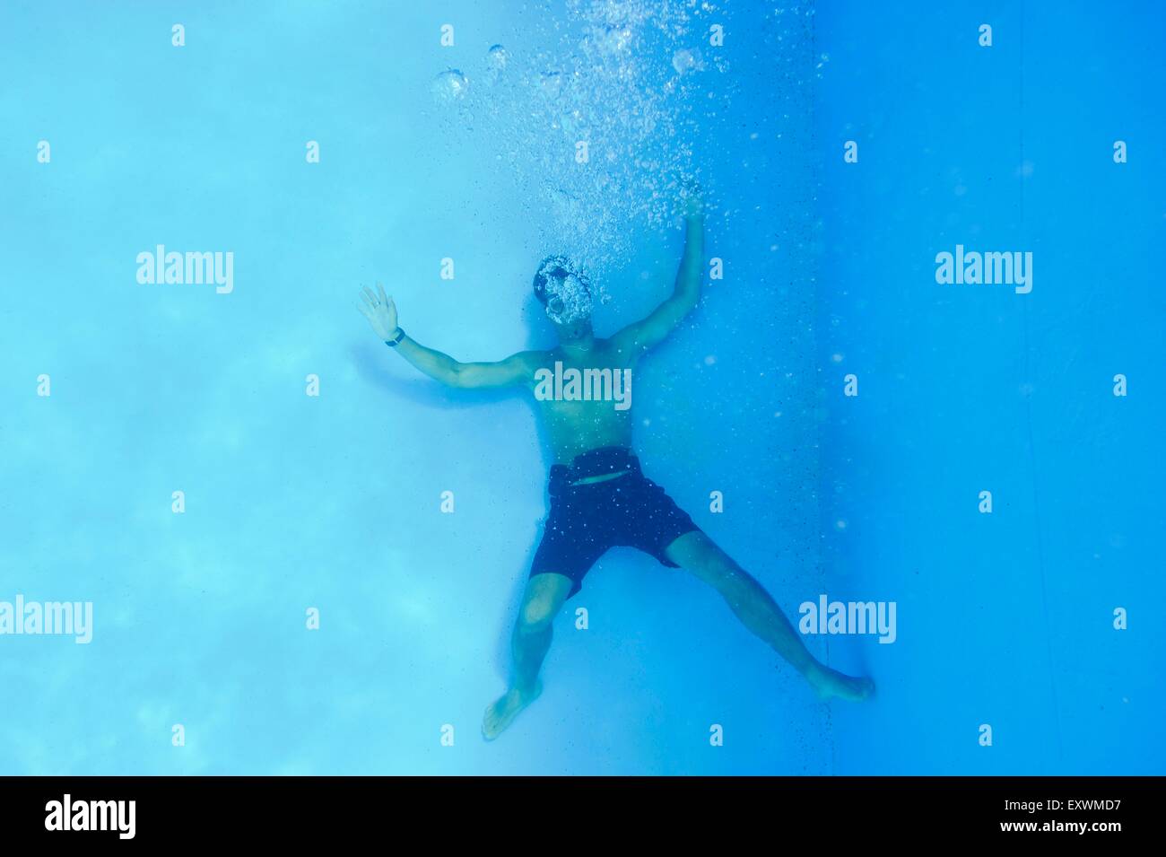 Mann unter Wasser im Freibad Stockfoto