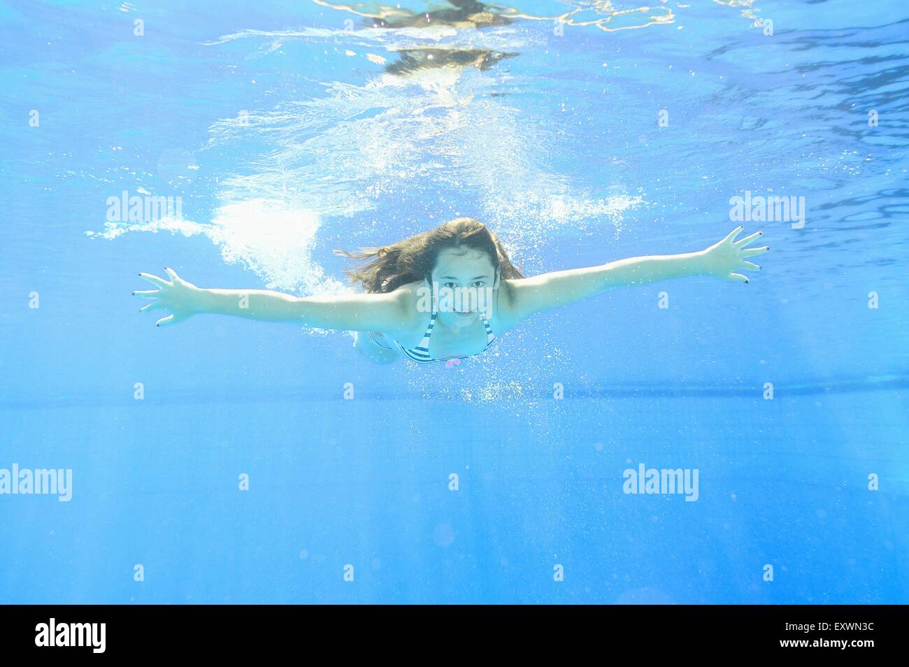 Mädchen Unter Wasser Im Freibad Schwimmen Stockfotografie Alamy