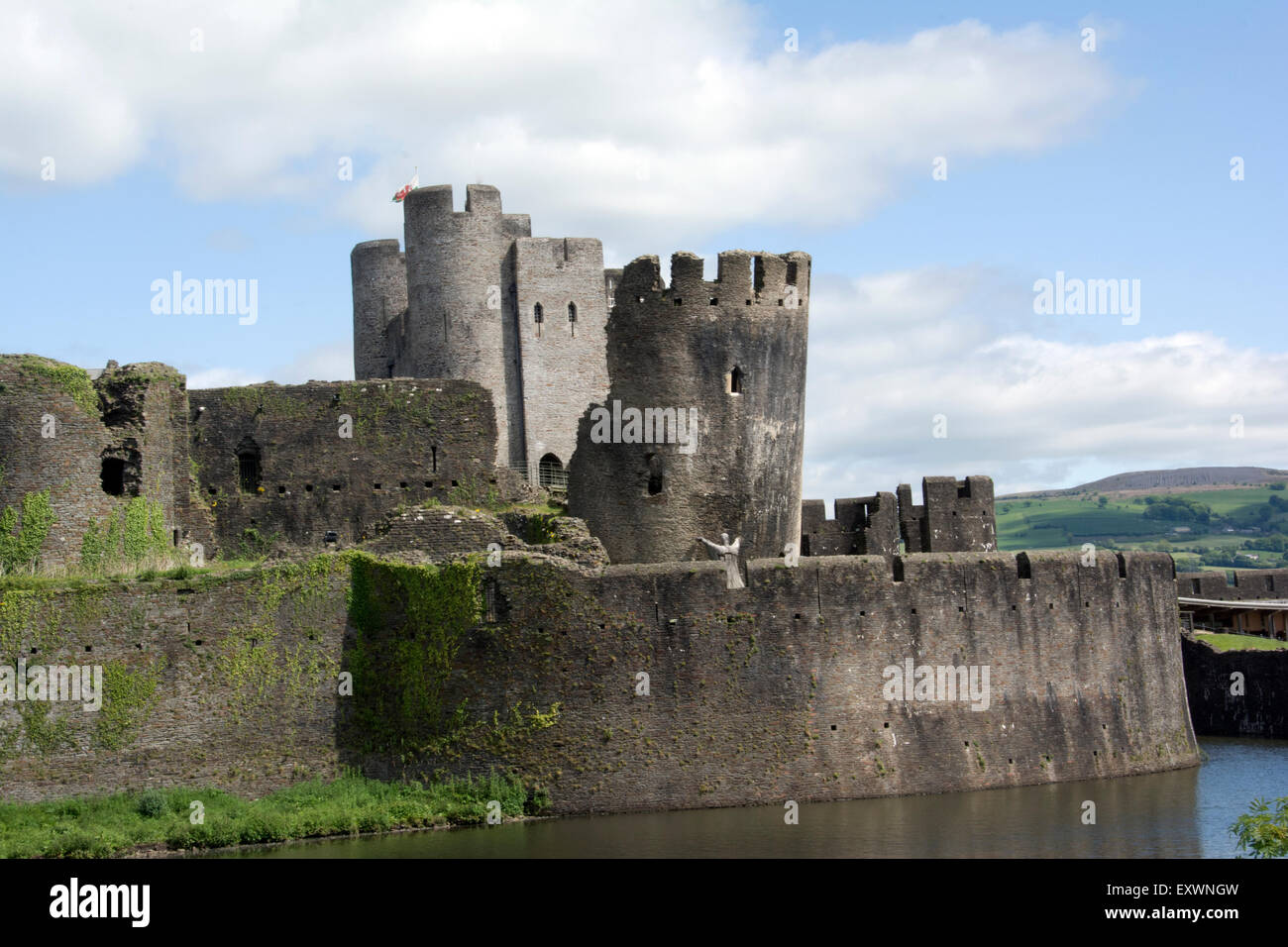 WALES; CAERPHILLY; CAERPHILLY CASTLE UND BURGGRABEN MIT MARQUIS VON BUTE BILDNIS AN WÄNDEN Stockfoto